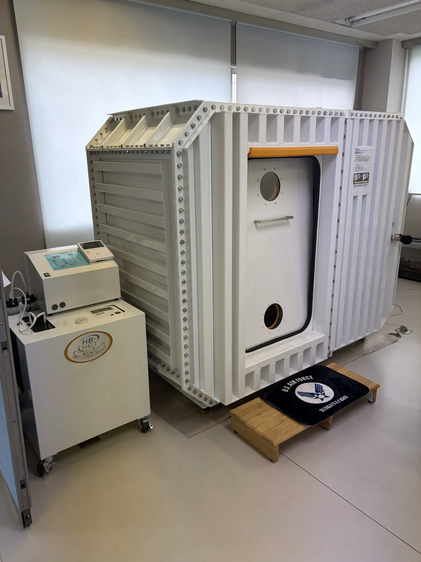 HBHOTボックス本体と水素酸素発生装置の設置状況